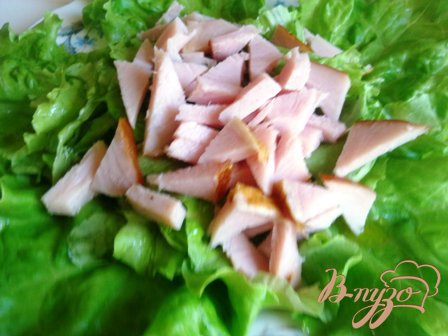 Треугольничками режем свиной филей и выкладываем на салат
