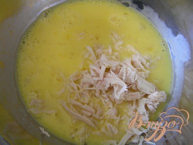 Яйца взбить со сливками, добавить куриное филе (разобрать на волокна),