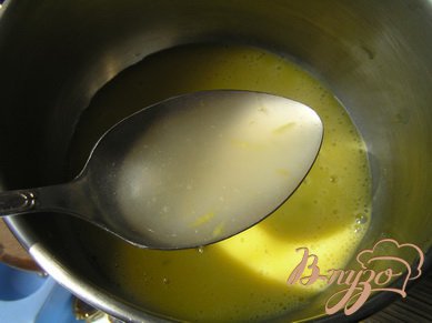 Желтки взбить, добавить столовую ложку горячей лимонной массы и быстро перемешать. Затем добавить оставшуюся лимонную массу в желтки, перемешать.