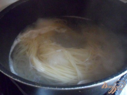 Спагетти отварить в кипящей, подсоленнной воде ддо состояния "аль - денте".