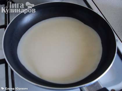 На  разогретую сковородку наливать половником тонкий слой теста, поворачивая сковороду,чтоб тесто равномерно растеклось по поверхности