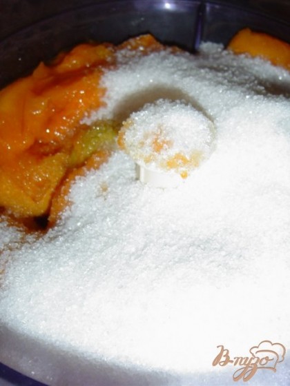 Абрикосы с сахаром загружаем в блендер
