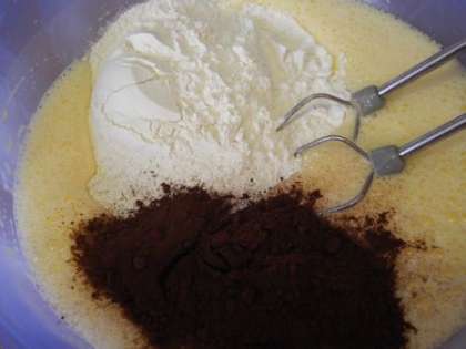 Добавить муку и какао в миску