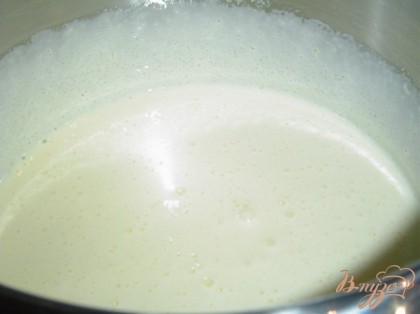 Начинаем приготовление пирога со взбивания яиц с сахаром, чтобы масса увеличилась в объеме в 2-3 раза.