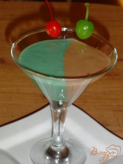Одновременно из 2-х шейкеров перелить в коктейльный бокал так чтобы получились вертикальные слои.