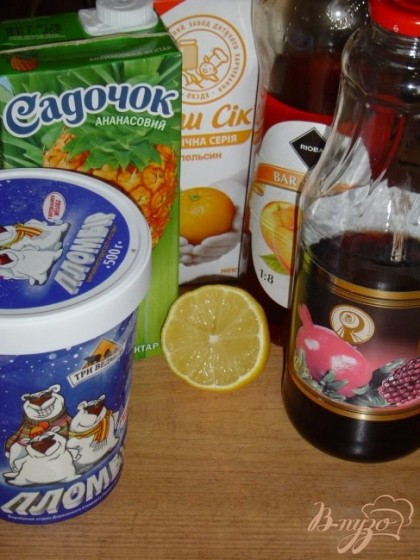 Край бокала смачиваем лимонным соком, а затем обмакиваем в цветной сахар. Таким образом подготавливаем бокалы.