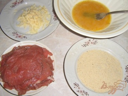 Сделать смесь из взбитого яйца,растит. масла (1 стол.ложки),соли и перцаНа отдельные тарелки выложить сыр и панировочные сухари.