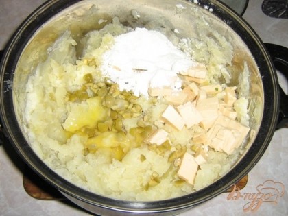 После этого добавить в него сыр,порезанный кусочками,измельчённые оливки и желтки от яиц (белки нам понадобятся позже).