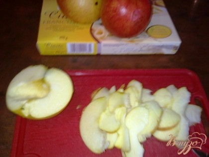Яблоки очищаем от сердцевины и режем тонкими пластинками