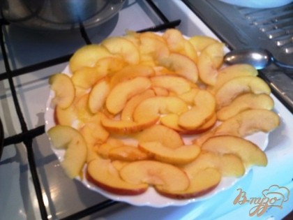 Слегка проварим наши яблочки в сиропе, выкладываем на тарелочку и даем остыть
