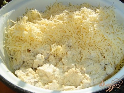 Смешиваем половину натертого сыра, фарш из куриного филе и чеснок, пропущенный через давилку, перемешиваем.