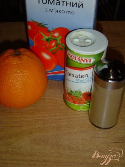 Выдавливаем сок из апельсина и наливаем его в шейкер,