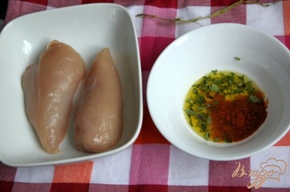 Куриные грудки помыть, обсушить. Подготовить маринад: оливковое масло, листочки тимьяна, сладкая паприка.