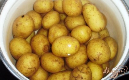 Отварить картофель в мундире.