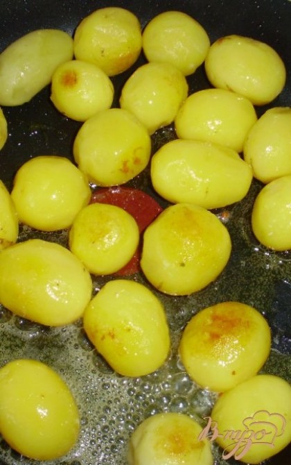 Охлаждённый картофель очистить, поджарить на оливковом масле. Готовый картофель посыпать прованскими травами и дополнить оливками и маслинами.