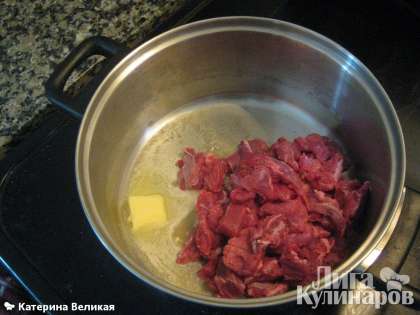 На сливочном масле начинаем обжаривать мясо, помешивая. Оно даст сок,  продолжаем обжаривать минут 5-7, пока мясо не потемнеет