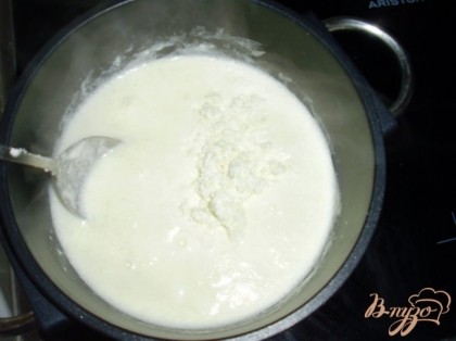 Вскипятить сливки с молоком. Выключить огонь, добавить оставшуюся брынзу, чтобы она расплавилась. Поперчить.Можно заменить на смесь: молоко + яйцо + перец (без подогрева).