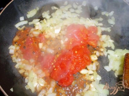 В это же время: лук и чеснок порубить и поджарить в оливковом или растительном масле. Добавить консервированные помидоры в собственном соку, протушить.