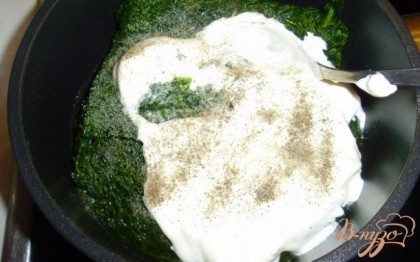 Замороженный шпинат разогреть в сотейнике и добавить сметану.Посолить и поперчить.