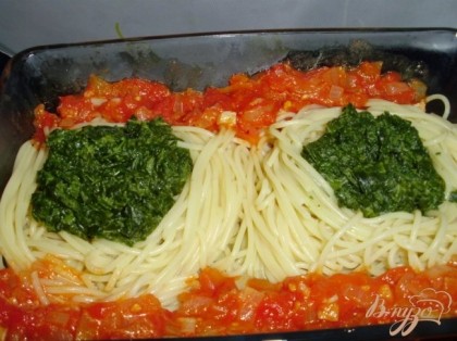 Включаем духовку на разогрев.Форму для выпечки смазать маслом. Выложить спагетти в форме "гнёзд". Заполнить гнёзда внутри  шпинатной массой, а по бокам - выложить томатно-луковый соус.
