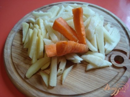 За час до приготовления супа перловую крупу замачиваем в холодной воде.Картофель и морковь очищаем и нарезаем соломкой. Огурцы очищаем и нарезаем кубиками.