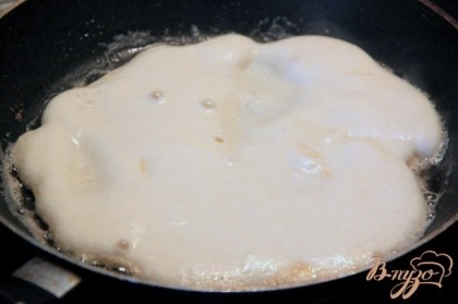 На смазанную растительным маслом сковородку наливать тесто и пожарить пухленькие, очень нежные блинчики.