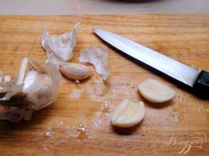 Чеснок чистим, разрезаем зубчики пополам, удаляем "сердечко" зародыш, остальное измельчаем и добавляем к креветкам. Готовим их под крышкой до готовности.Солим или вливаем соевый соус в сковородку.