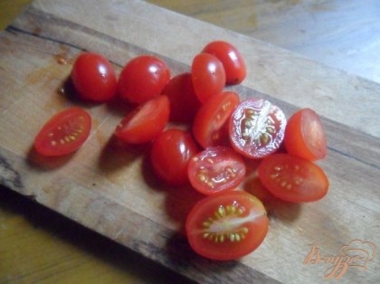 Вымытые и обсушенные помидоры разрезать пополам.