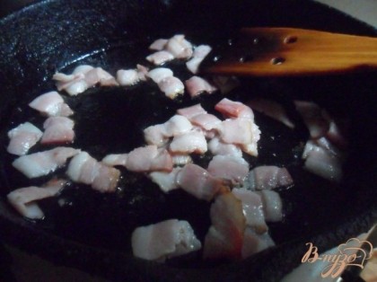 Обжарить бекон на разогретой сковороде без масла 1-2 минуты.