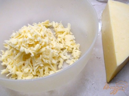 Сыр натираем на тёрке.