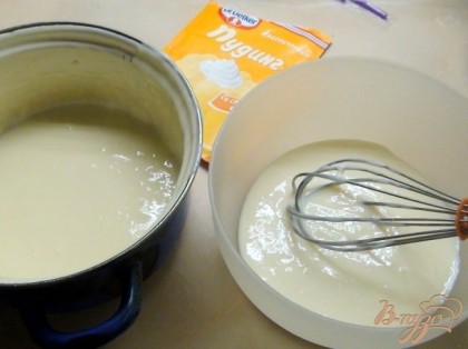 Приготовим пудинг согласно инструкции на упаковке, но уменьшим кол-во жидкости до 400мл. Разделим на 2 порции, в одну добавим молочный шоколад, в другую апельсиновый.
