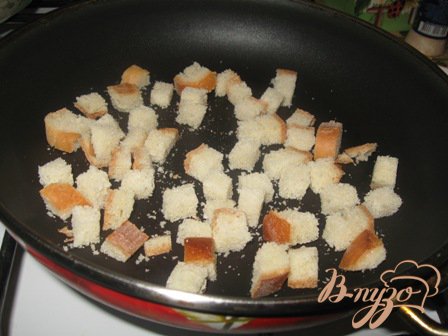 Хлеб режем маленькими кубиками и поджариваем на сковородке.