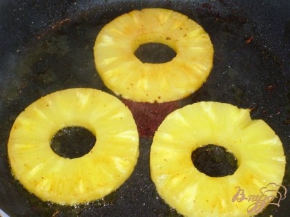 Ананасные кольца обсушить на салфетках.На этой же сковороде, где жарились шницели, быстро обжарить ананас с обеих сторон.