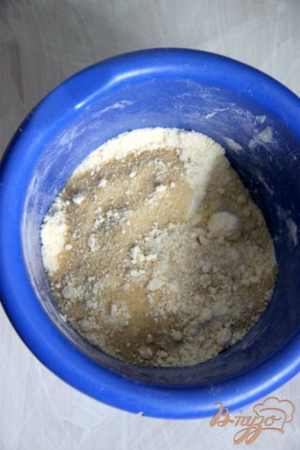 Разогреть духовку до 180 градусов.Просеять муку с разрыхлителем. Взбить яйцо с сахаром, добавить растопленное сливочное масло и молоко.Аккуратно добавить в масляную смесь, перемешать, посолить.