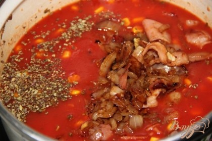Вылить в кастрюлю томатный сок, добавить кукурузу вместе с жидкостью, которая в банке, поджареный лук с беконом. Довести суп до кипения. Добавить по вкусу соль,перец и  базилик.