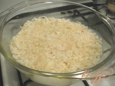 Рис с луком кладем в форму для запекания.