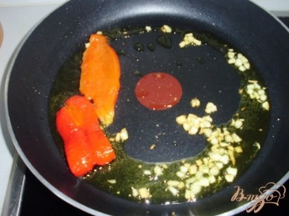 В сковороде нагреть оливковое масло, добавить мелко порезанный чеснок, дать ему подрумяниться. Добавить дольки перца