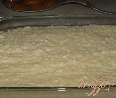 Хорошо сварить рис,  а потом постепенно добавить молоко.  Добавить соль, сахар( 100 г.),творог и два желтка. Форму смазать маслом и выложить рис с творогом.