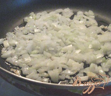 Мелко режем лук и высыпаем на сковороду с растительным масло.
