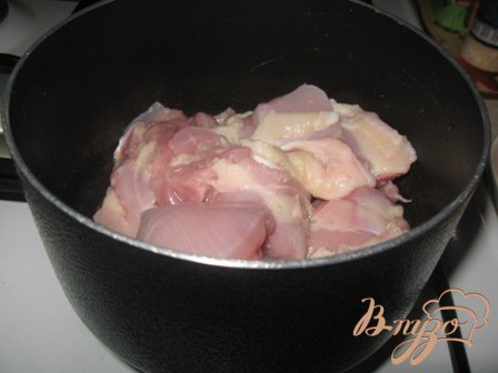Предварительно мясо режем небольшими кусочками и тушим в отдельной посуде минут 15 до полу-готовности.