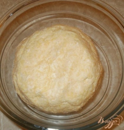 Очень быстро собрать тесто в шар (оно замечательно лепится), положить в пакет или под пленку и оставить в холодильнике минимум на 30 минут