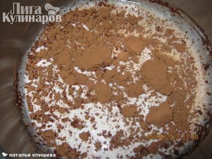 Сварить шоколадную глазурь из сливок, какао и ванилина, довести до кипения и отставить.