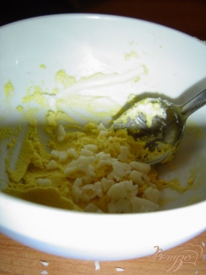 Отвариваем яйца, очищаем, отделяем желток от белка. Желток измельчаем и растираем с размягченным маслом(70г) и творожным сыром(50г), также добавляем большую часть измельченного белка(часть оставляем для декорации грибов).