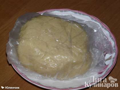 Готовое тесто завернуть в пищевую пленку или пакет и положить в холодильник на 30 мин.