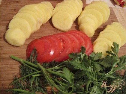 Нарезаем картофель и помидоры колечками одной толщины (0,5 см).