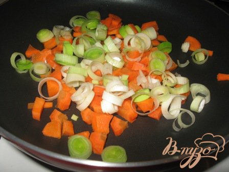 Припускаем на растительном масле лук порей и морковь. Отправляем в суп. Варим почти до готовности, минут 15.