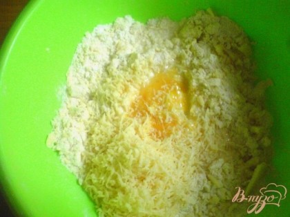 Добавляем яйцо, натёртый на мелкой тёрке сыр,4-5 ст л воды. Замешиваем тесто.