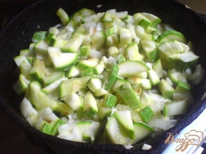 В сковороду наливаем растительное масло и выкладываем овощи. Тушим не забывая помешивать.