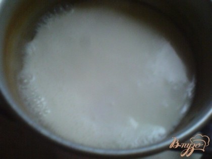 Молоко влить в сотейник и довести до кипения.