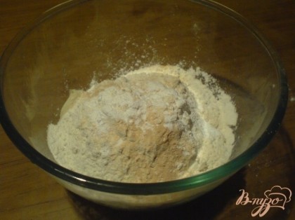Просеять в миску муку с разрыхлителем, добавить сахар и цедру.